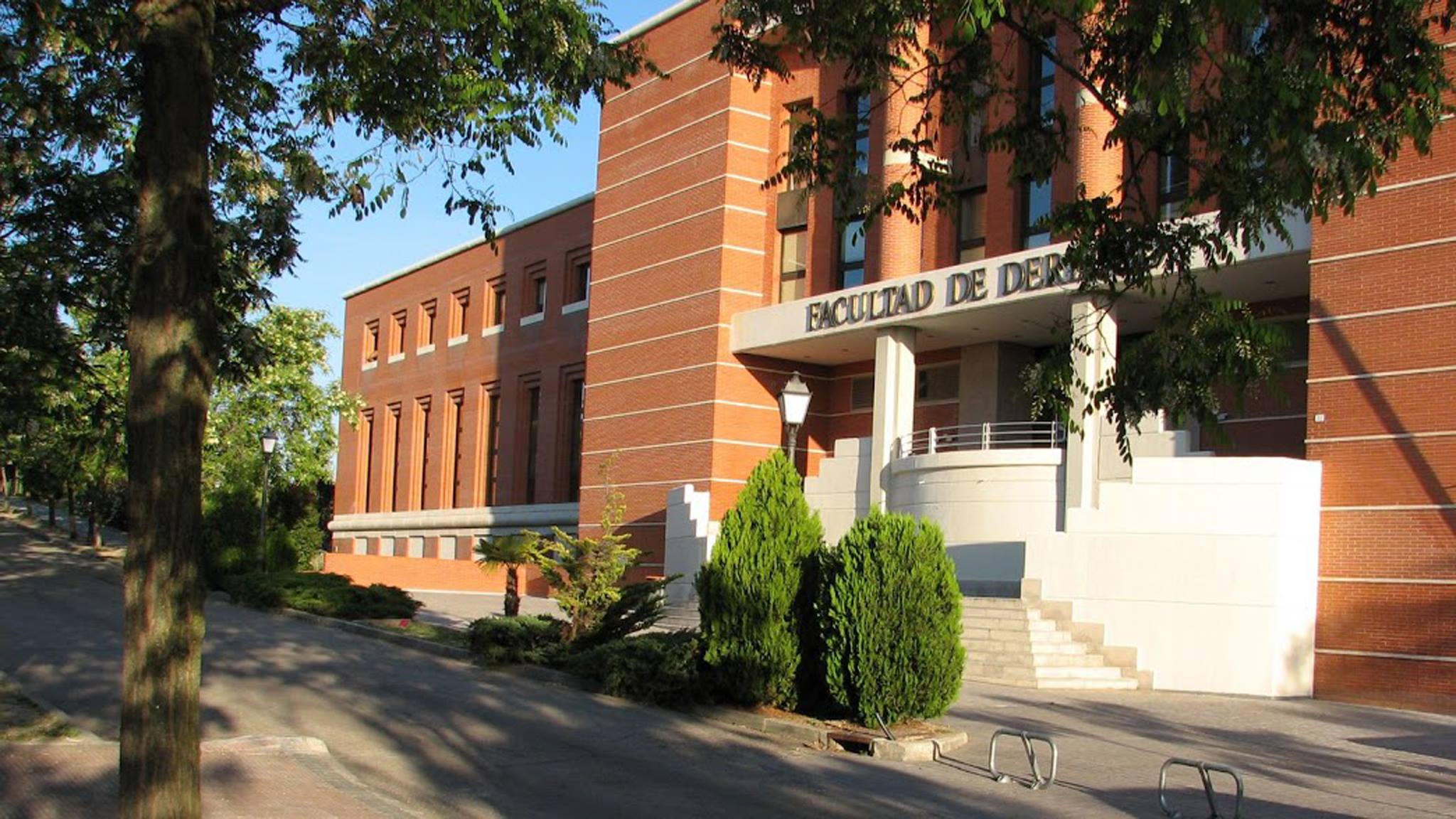 Edificio de la Facultad de Derecho de la Universidad Aut&oacute;noma de Madrid